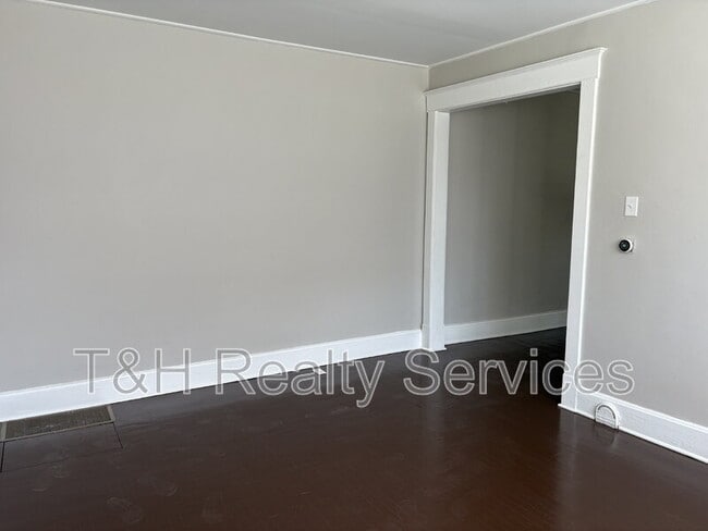 Building Photo - 3130 N Park Ave