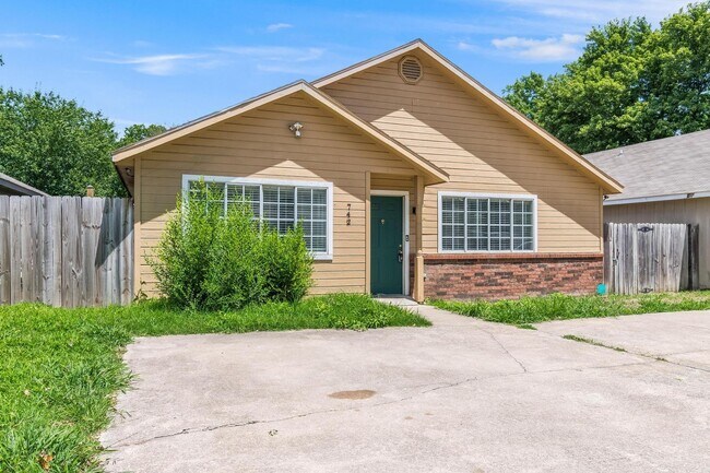 Building Photo - Spacious duplex in Fayetteville!