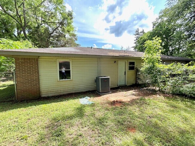 Building Photo - 3902 Buttercup Dr SW