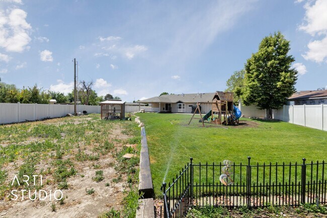Building Photo - **Stunning 4-Bedroom Home with Modern Amen...