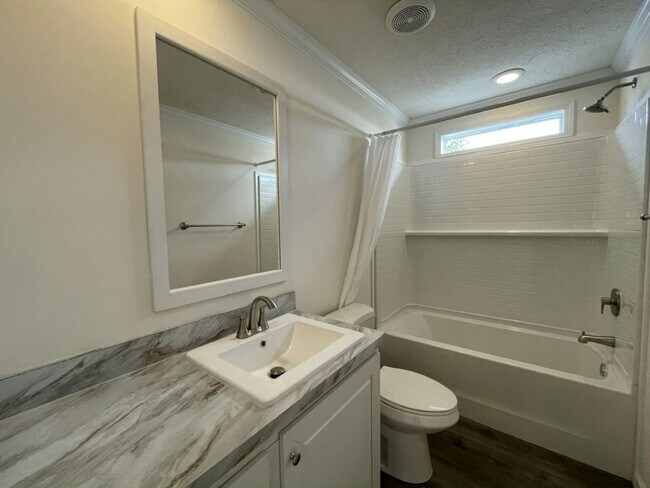 Building Photo - 491 Hillcrest Ln