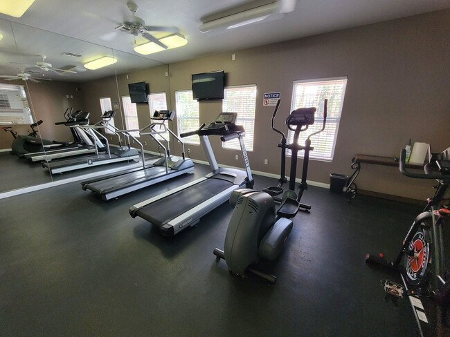 Building Photo - Gorgeous Henderson Condo with garage!