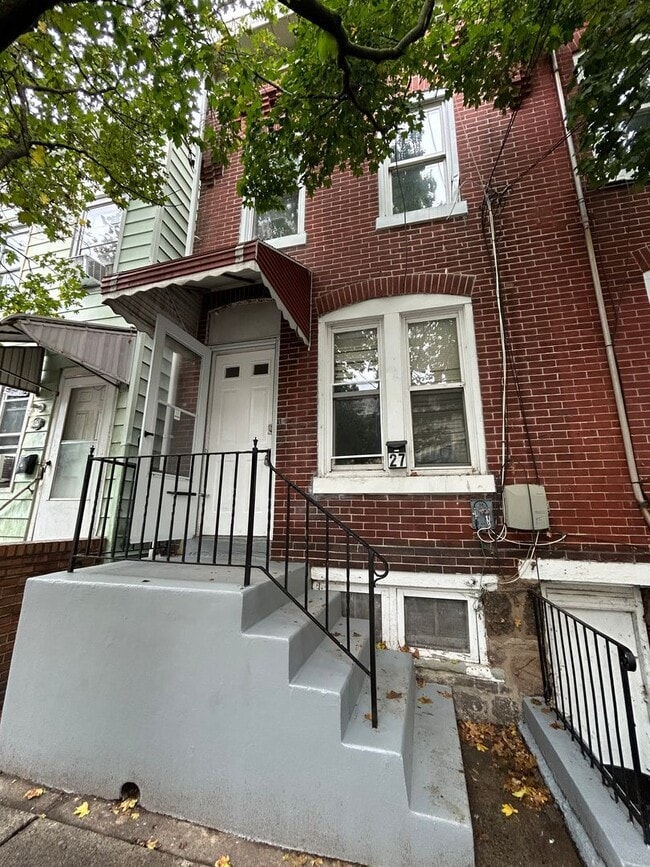 Building Photo - 2 Bedroom House Close to Transportation!