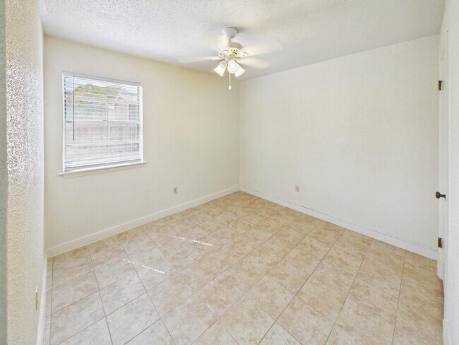 Building Photo - 1505 Oakdale Cir
