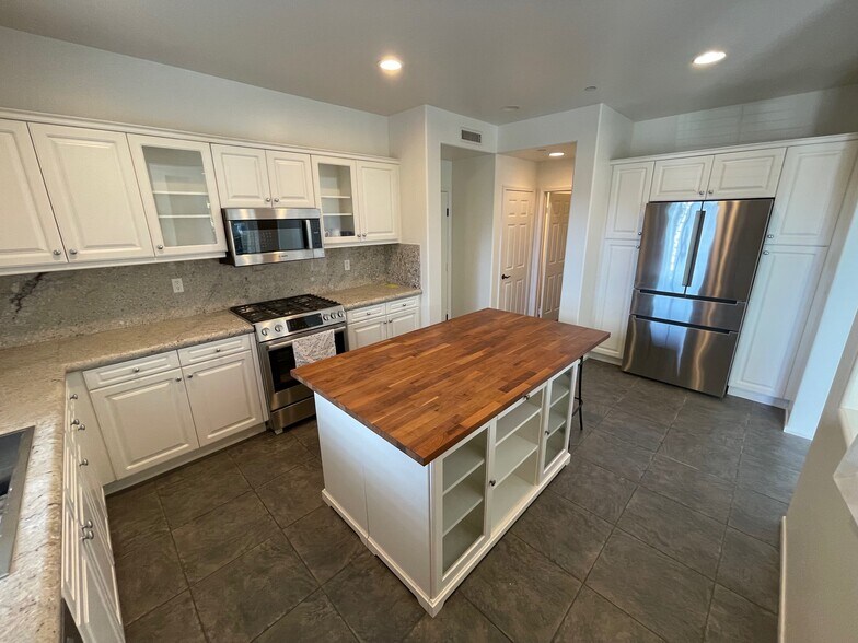 Building Photo - 3351 Via Trentino