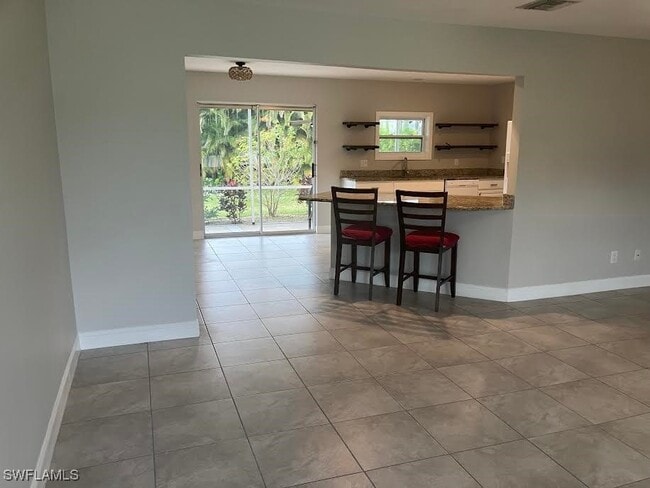 Building Photo - 893 E Valley Dr