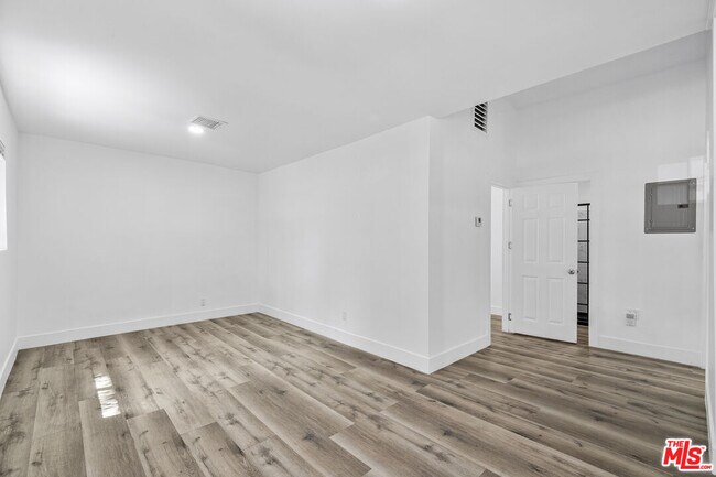 Building Photo - 739 Westbourne Dr