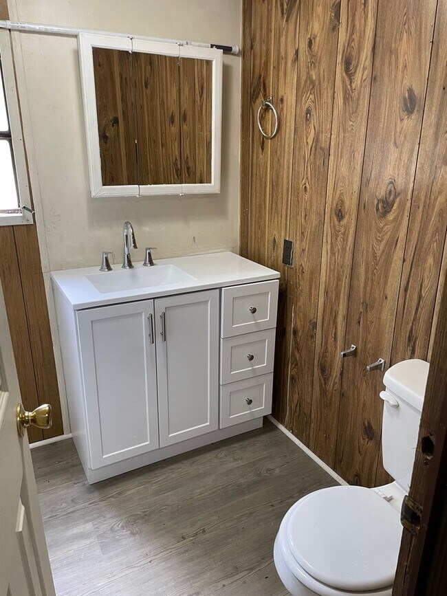 Building Photo - 2 bed, 1 bath mobile home in Lexington! $7...