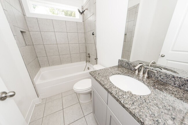 Building Photo - 4 Bedroom 3.5 Bath House in Lawton Park - ...