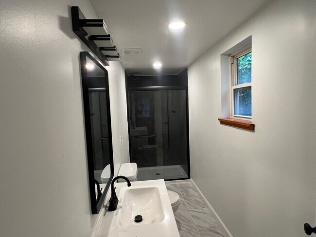 Building Photo - Cozy Home - Lawrenceville