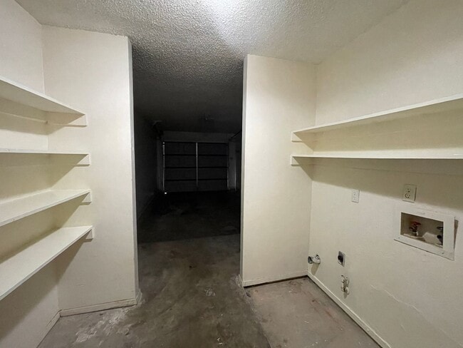 Building Photo - 1218 Royal Crest Dr