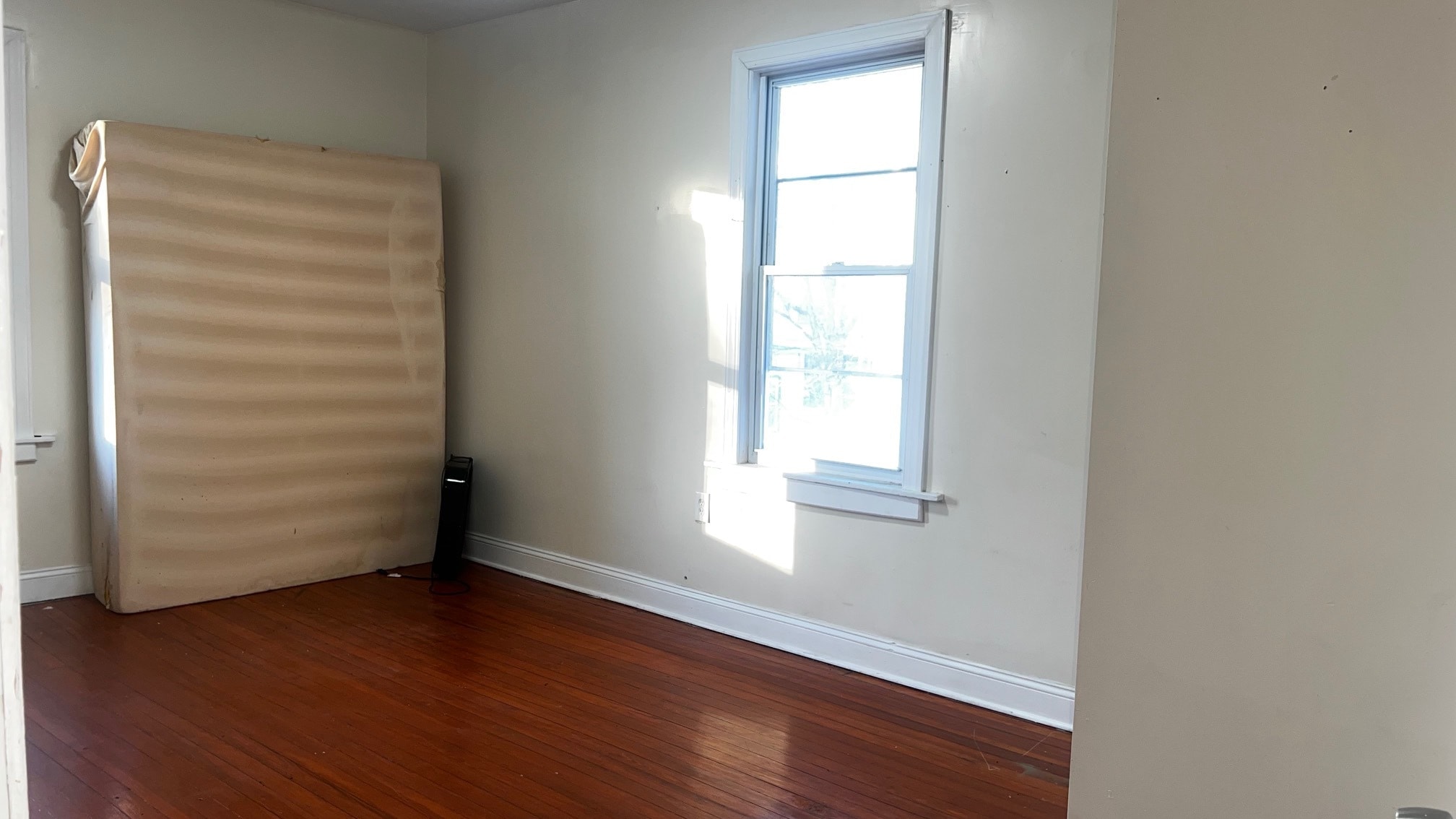 Bed $900 - 127 S Burnett St