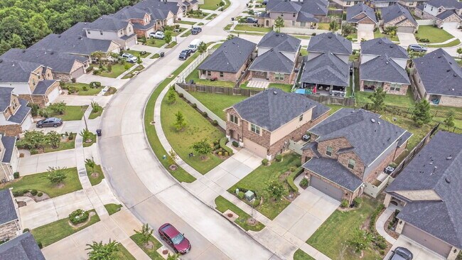 Building Photo - Welcome to this beautifully maintained 2-s...
