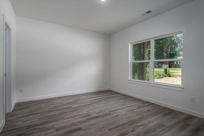 Building Photo - Your New Home Awaits in Hickory!