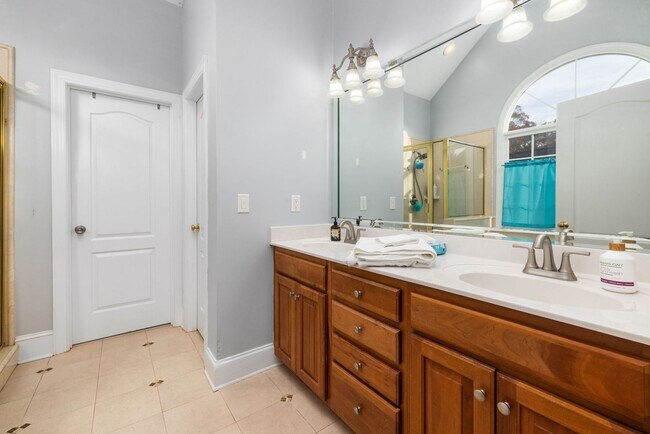 Building Photo - 4 Bed | 2.5 Bath House with Garage