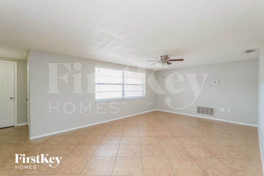 Building Photo - 7915 Foxbloom Dr