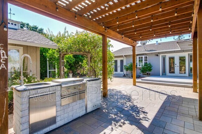 Building Photo - 1549 Alisal Ave