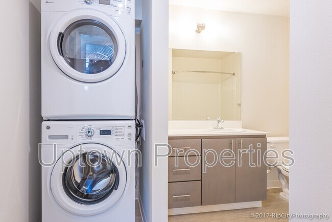 Building Photo - 5885 S Macadam Ave