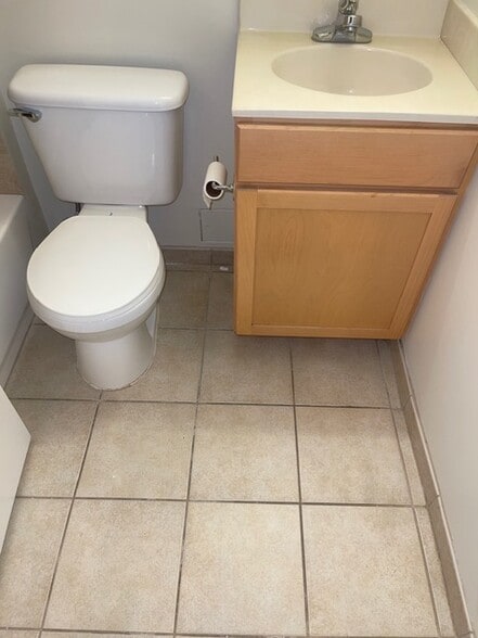 Bathroom - 800 4th St SW