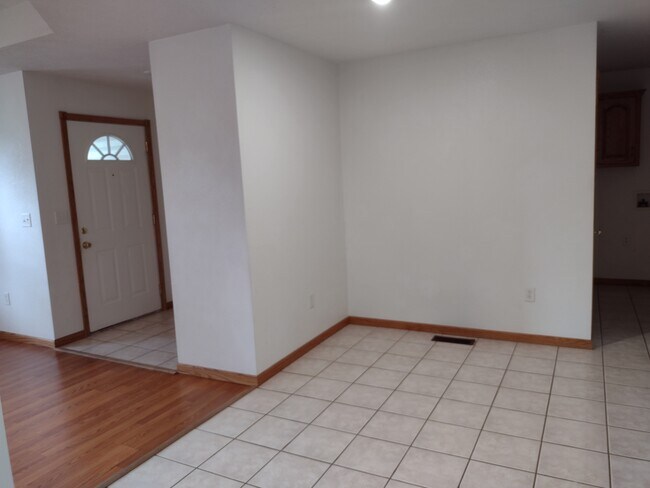 Building Photo - 610 Nelson Dr