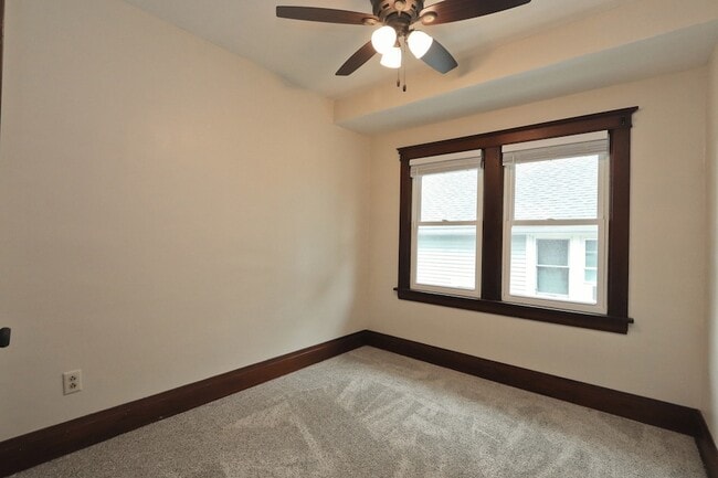Building Photo - 416 1/2 W Jackson Street Unit