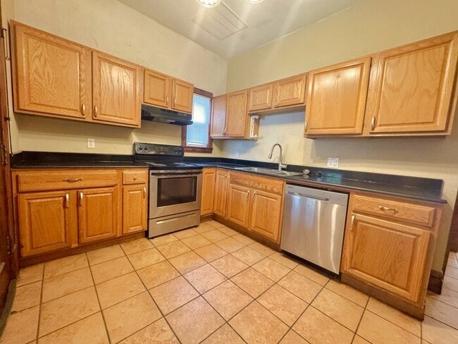 Building Photo - 6 Bedroom on Campus