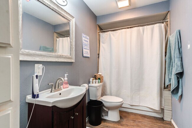 Building Photo - Rare find 5-bedroom 4-bathroom home near T...