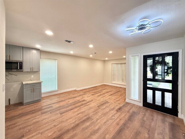 Building Photo - 8911 Hendon Ln
