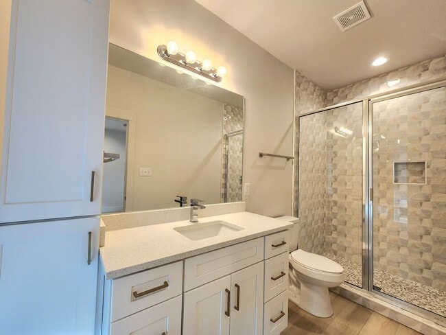 Building Photo - Gulf Shores 2/2.5 cottage available now