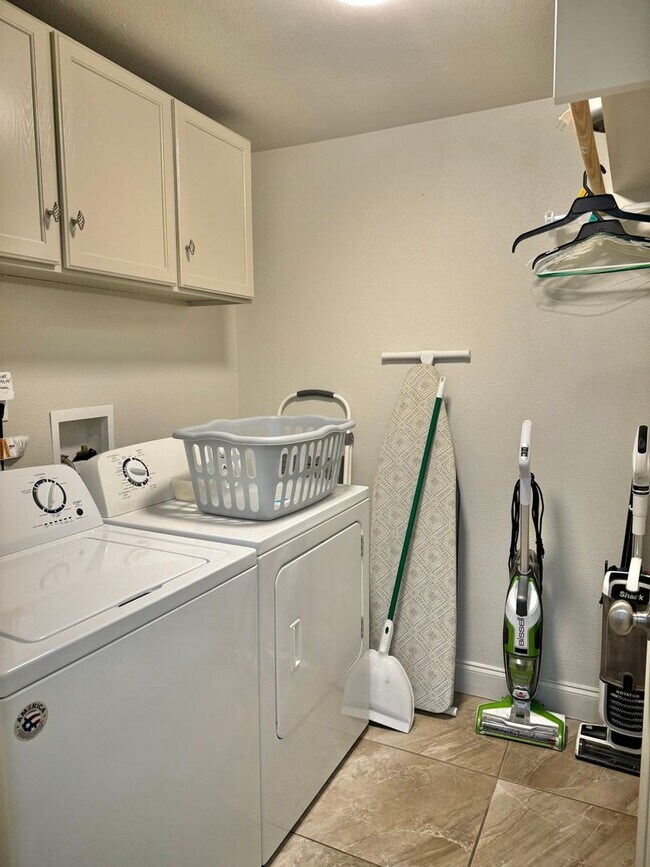 Building Photo - Available Now ! Unfurnished $1600.00 or Fully furnished $2000.00