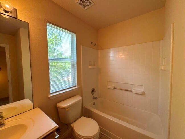 Building Photo - 251A Utterback