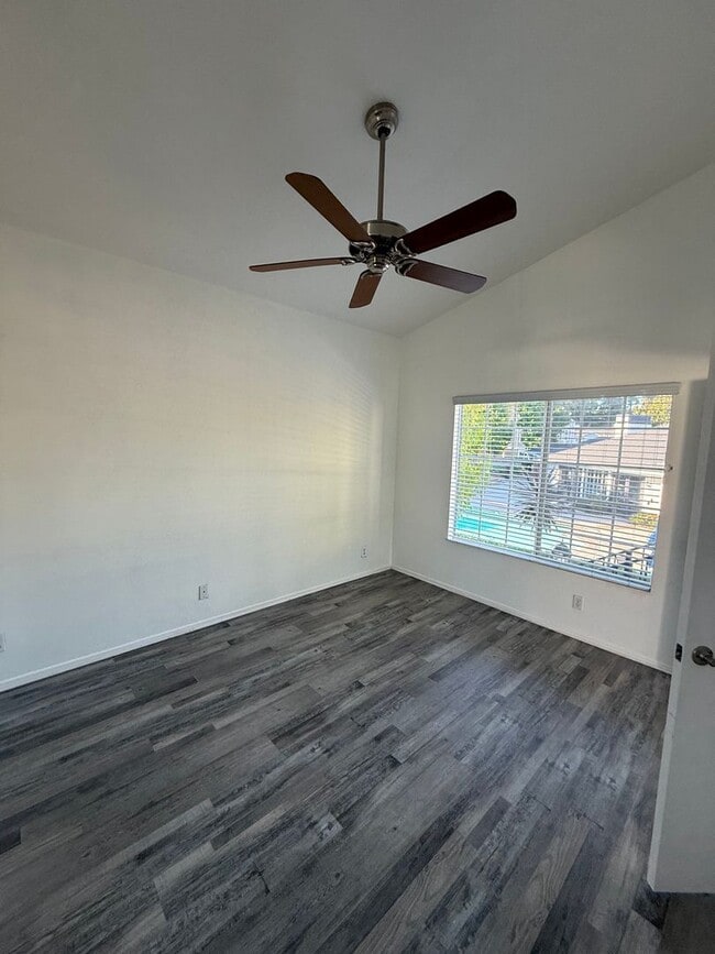 Building Photo - **Charming 1bed 1bath Condo located in the desirable Canyon Villa Community**