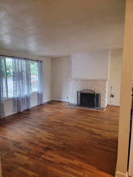 Building Photo - 1953 Riverview St