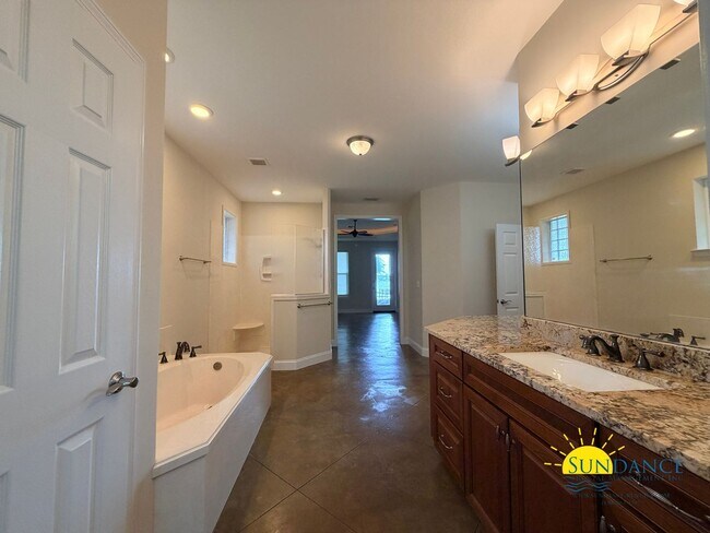 Building Photo - 249 Beachview Dr NE