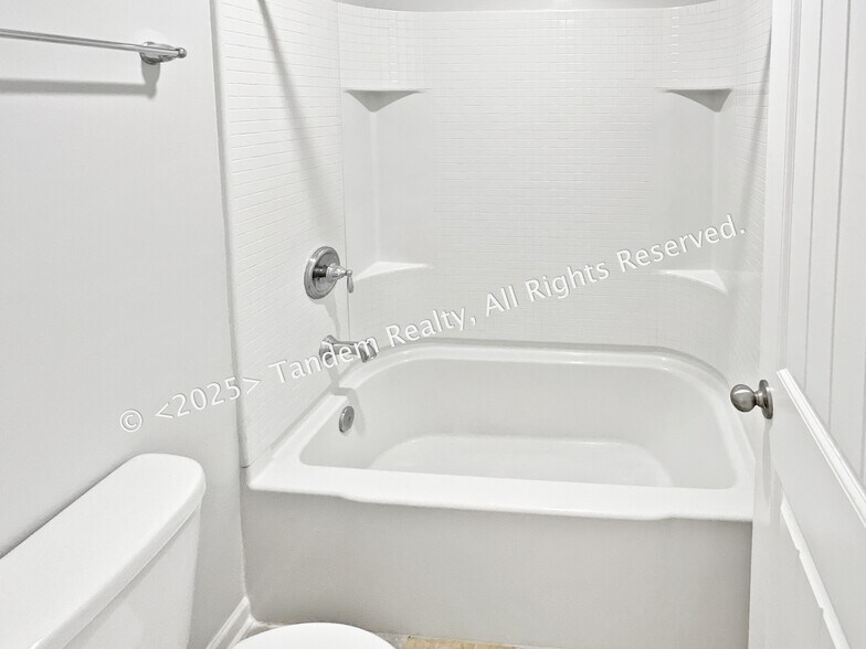 Building Photo - 8020 Forest Hills Dr