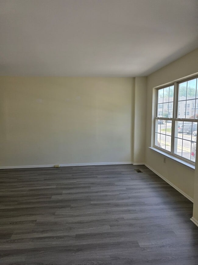 Building Photo - 13 Farland Way
