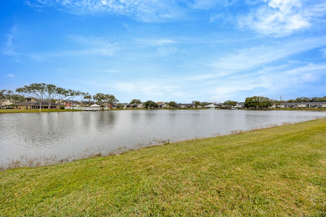 Building Photo - Lake Parsons Green
