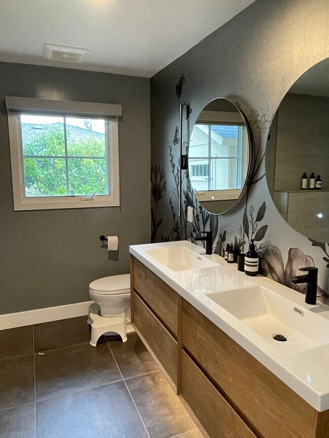 Building Photo - Stunning new build, top of the line everything, walk to town location, close to schools! INCLUDES...