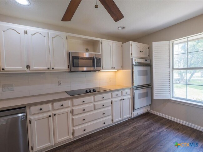 Building Photo - 300 Las Plumas Dr