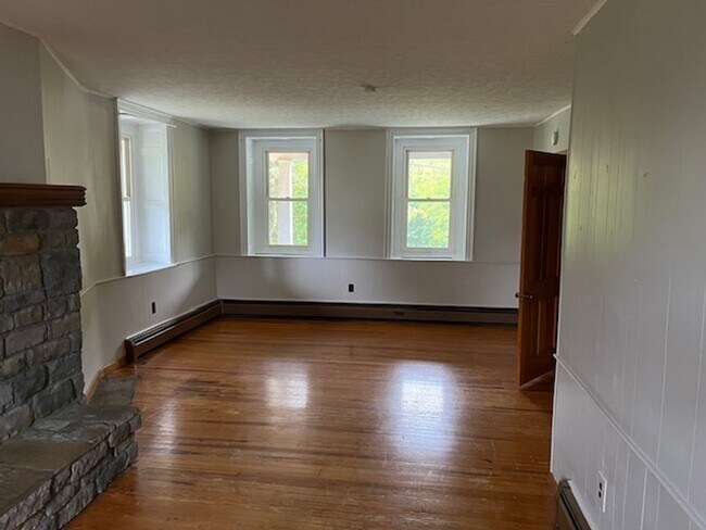 Building Photo - $1,500 Farmhouse Etters for Rent 4 bedroom...