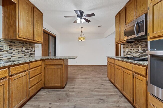 Building Photo - 850 Mission Hills Dr