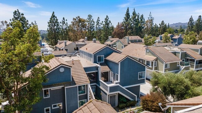 Building Photo - Upgraded 2-Bedroom Carriage Townhome with ...