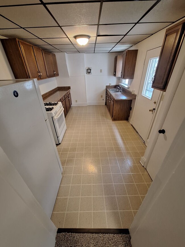 Building Photo - Two Bedroom House, Downtown Area