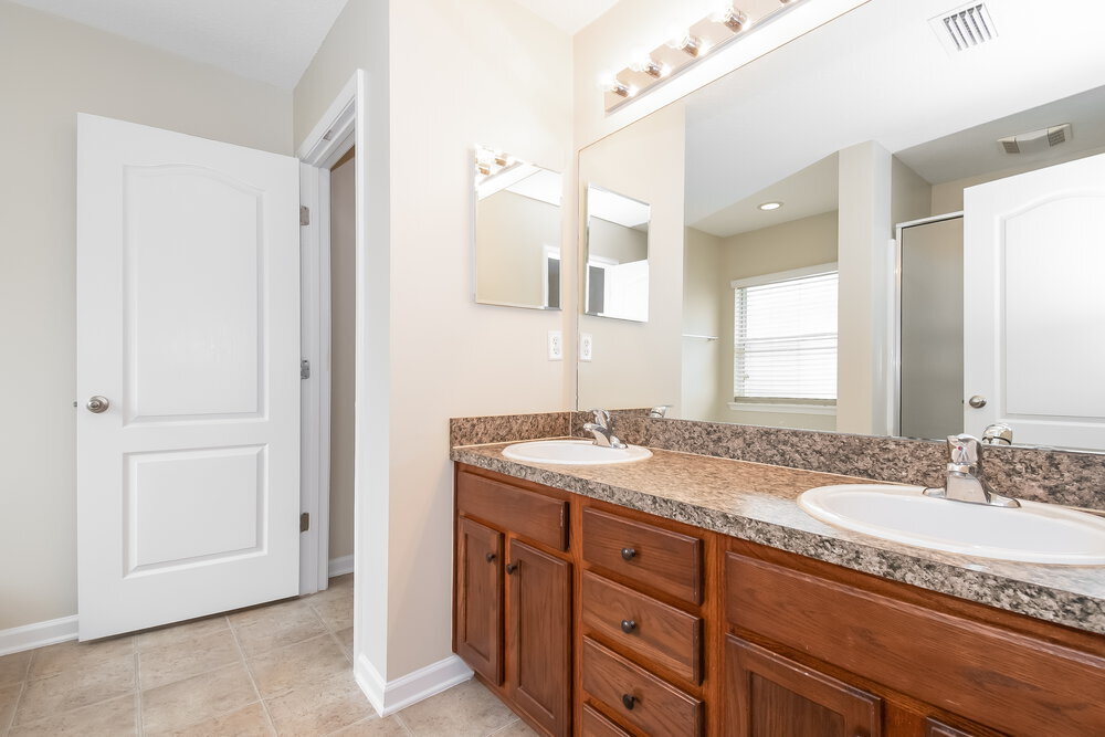 Building Photo - 12100 Hayden Lakes Cir