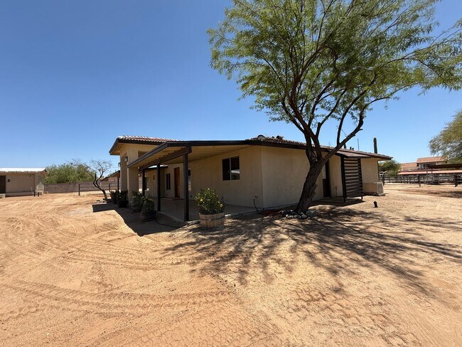 Building Photo - Cave Creek Horse Property