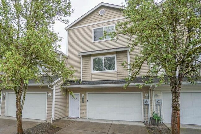 Building Photo - THREE BEDROOM TOWNHOUSE