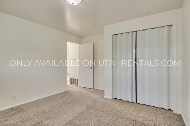 Building Photo - 2233 S 200 W