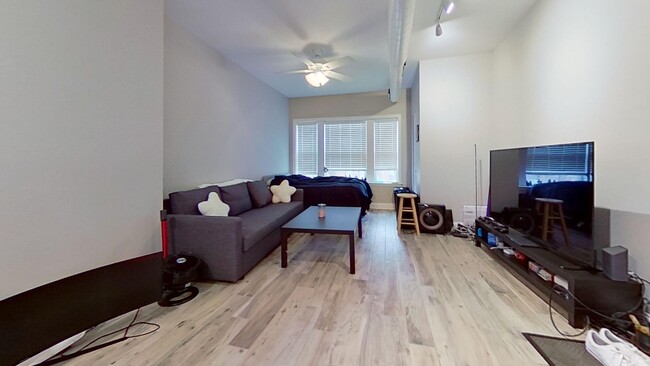 Primary Photo - Top Floor East Lakeview Studio