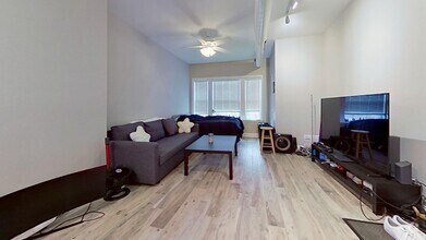 Building Photo - Top Floor East Lakeview Studio