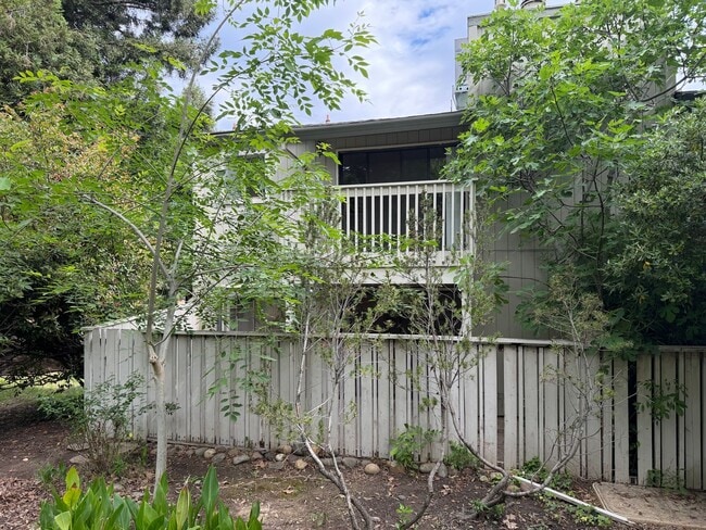 Building Photo - 1670 Sqft. 3 Bedroom, 2 Bath Gated Townhome for Rent in Citrus Heights.